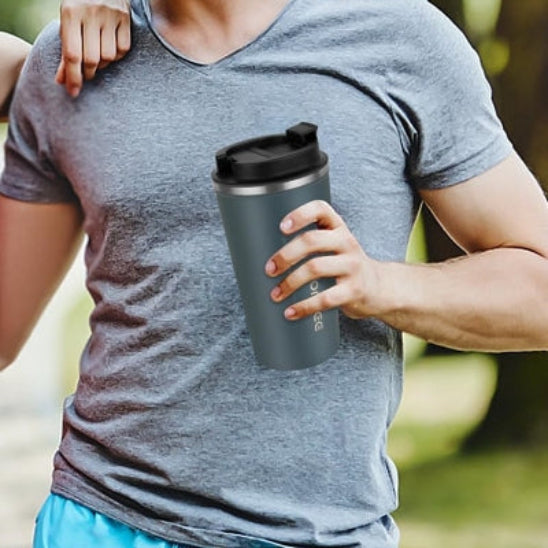 mug thermos bleu homme chandail gris