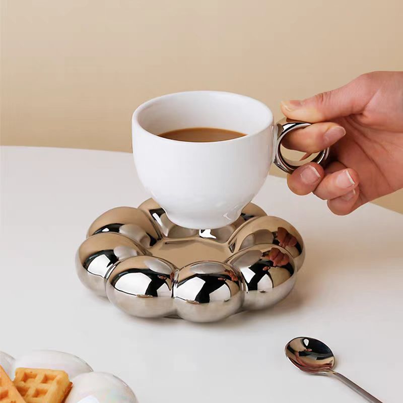 tasse cafe argent table
