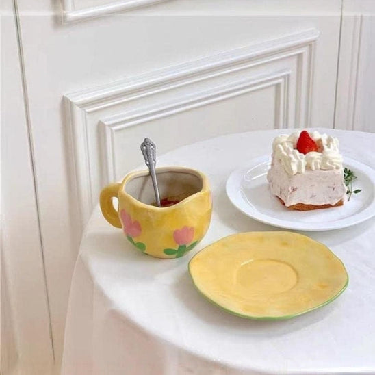 tasse cafe tulipe jaune gateaux