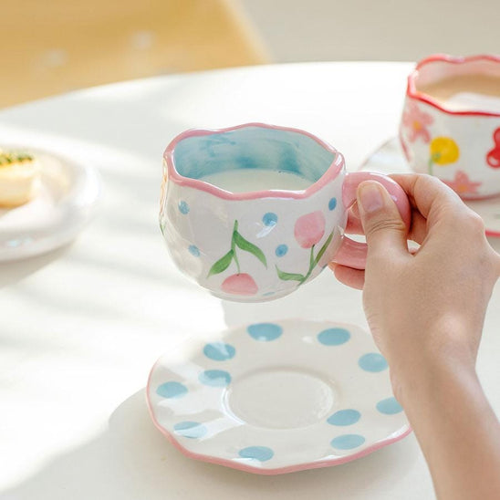 tasse cafe tulipe rose surelever table blanche