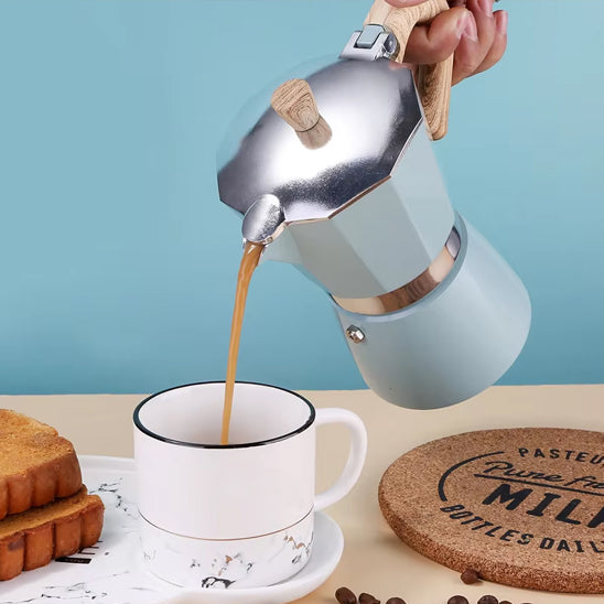 Cafetiere italienne versement tasse