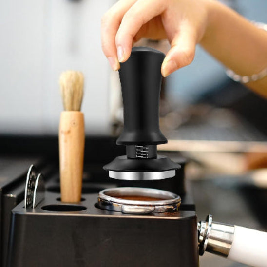 demonstration-tamper-noir-cafe-moulu