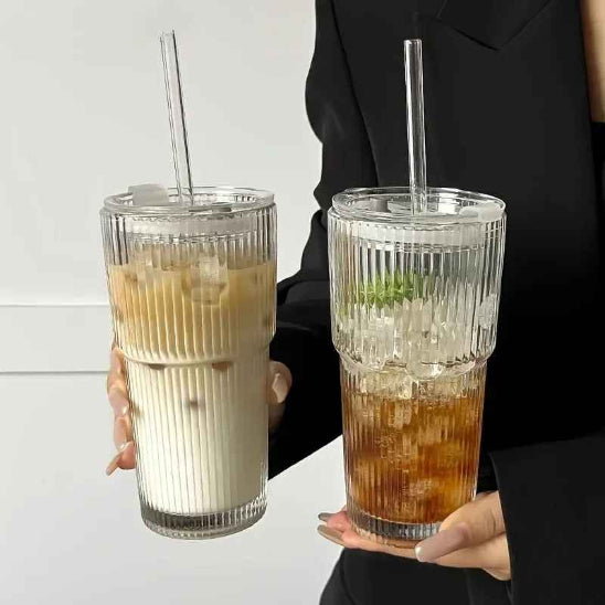 deux verre avec paille transparent