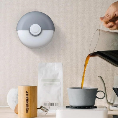 porte filtre cafe gris accrocher murs tasse grise sac cafe