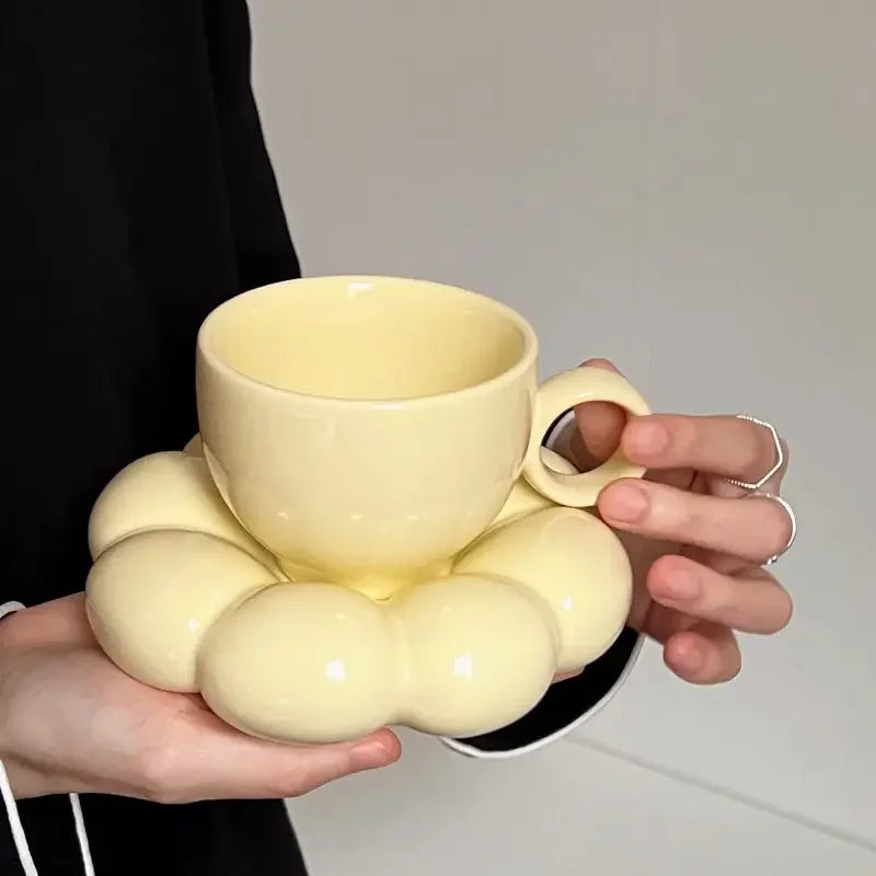 tasse cafe jaune fond blanc