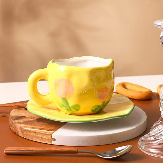 tasse cafe tulipe jaune cuillere 