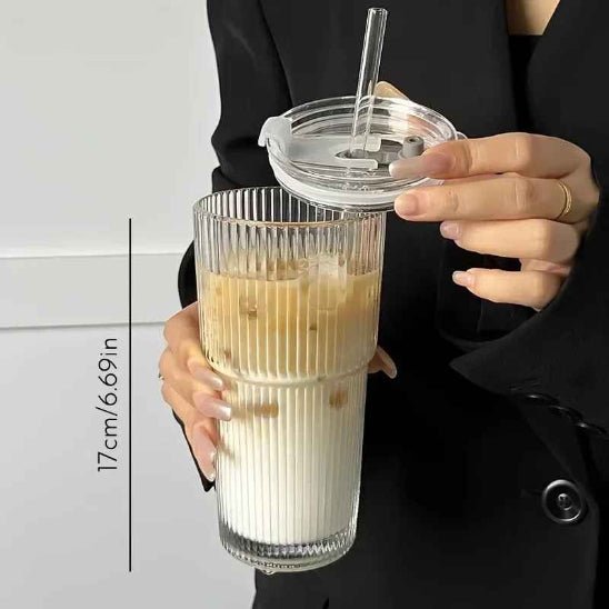 verre transparent avec paille